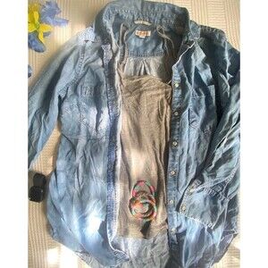 Merona Target womens light weight chambray denim blue button up shirt medium